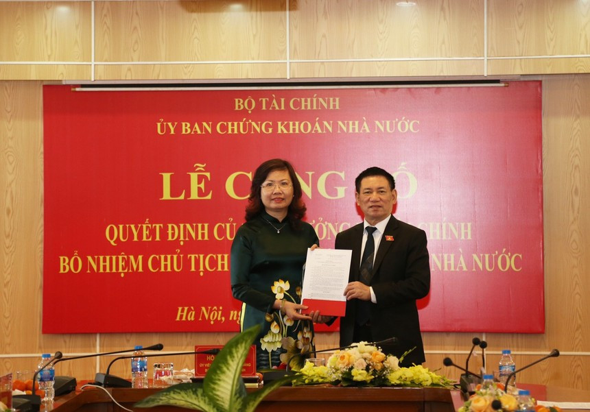 Ngày 9/1/2023, Bộ Tài chính đã ban hành Quyết định số 18/2023/QĐ-BTC về việc bổ nhiệm bà Vũ Thị Chân Phương giữ chức Chủ tịch UBCKNN.