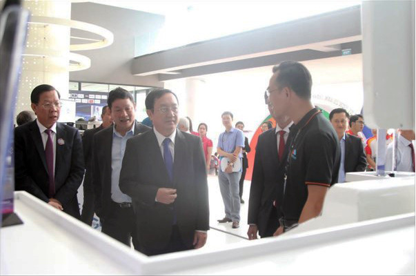 Bộ trưởng Khoa học Công nghệ Huỳnh Thành Đạt (thứ 3 từ trái sang), Chủ tịch UBND TP.HCM Phan Văn Mãi (thứ nhất từ trái sang), Chủ tịch FPT Trương Gia Bình (thứ 2 từ trái sang) cùng PGS.TS Nguyễn Anh Thi, Trưởng ban quản lý SHTP tham quan và trải nghiệm tính năng STM tại gian hàng của Unicloud.