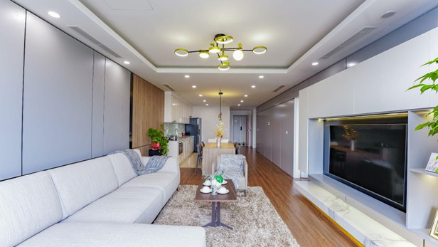 Phòng khách, không gian sinh hoạt chung của gia đình trở nên tinh tế hơn nhờ trang bị đèn Led âm trần cao cấp Philips kiểu dáng hiện đại, sang trọng.