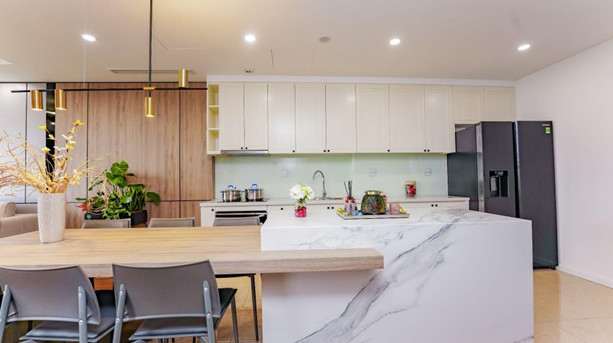 Trong khi đó, các thiết bị đến từ Hafele - thương hiệu nội thất cao cấp từ Đức chiếm trọn không gian nhà bếp: từ bếp nấu đến máy hút mùi, vòi rửa, chậu rửa…