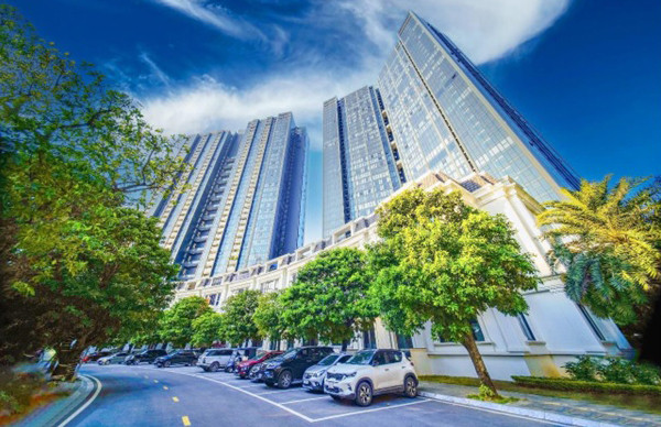 Khung cảnh đường dạo bộ ngập tràn sắc xanh tại Sunshine City.