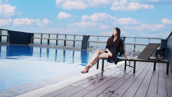 Bể bơi trên đỉnh tòa nhà mang tới tầm nhìn triệu đô view sông Hồng.