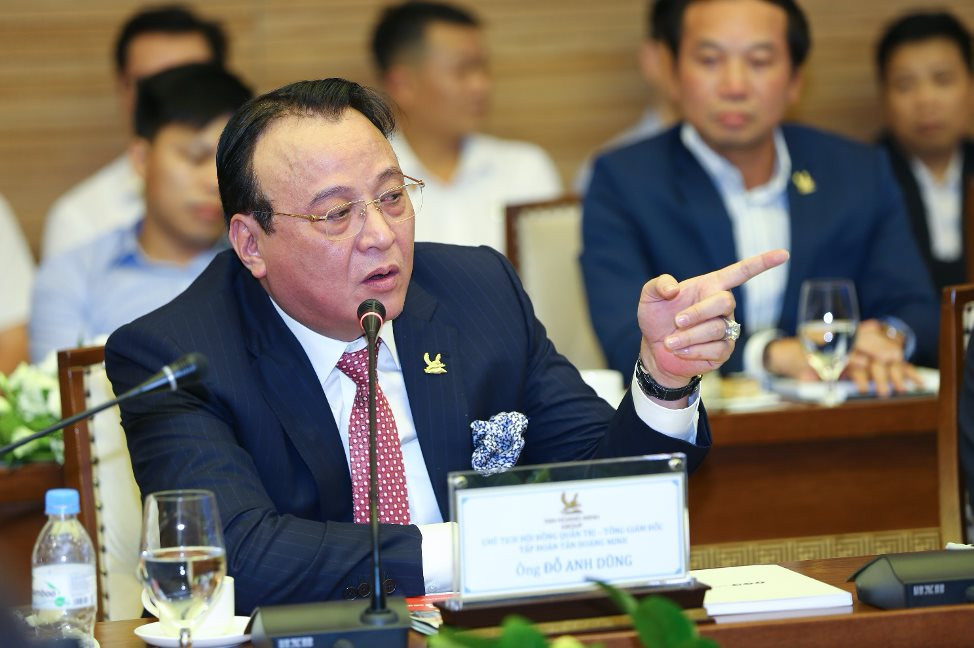 Cơ quan cảnh sát điều tra Bộ Công an ra quyết định khởi tố bị can, thực hiện lệnh bắt tạm giam ông Đỗ Anh Dũng - chủ tịch hội đồng quản trị kiêm tổng giám đốc Tập đoàn Tân Hoàng Minh vì tội lừa đảo chiếm đoạt tài sản.
