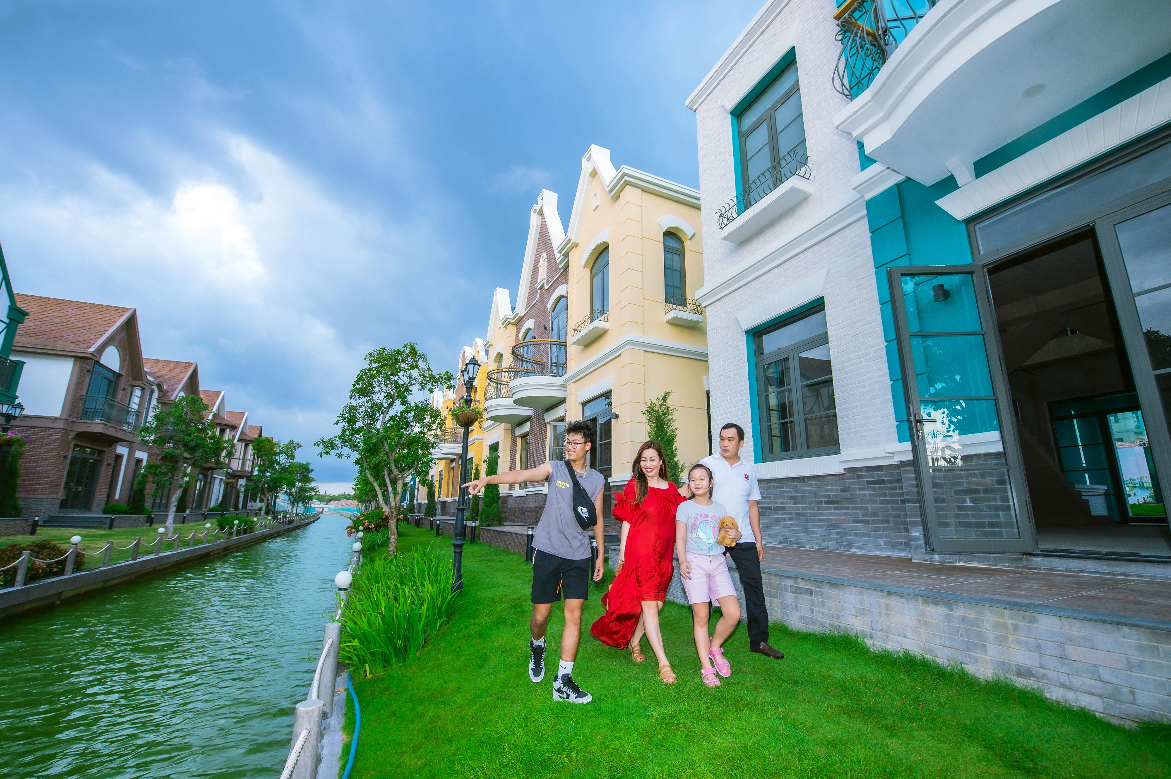 Dòng kênh lagoon uốn lượn mềm mại quanh dãy biệt thự Lagoon thuộc phân kỳ The Tropicana, NovaWorld Ho Tram.