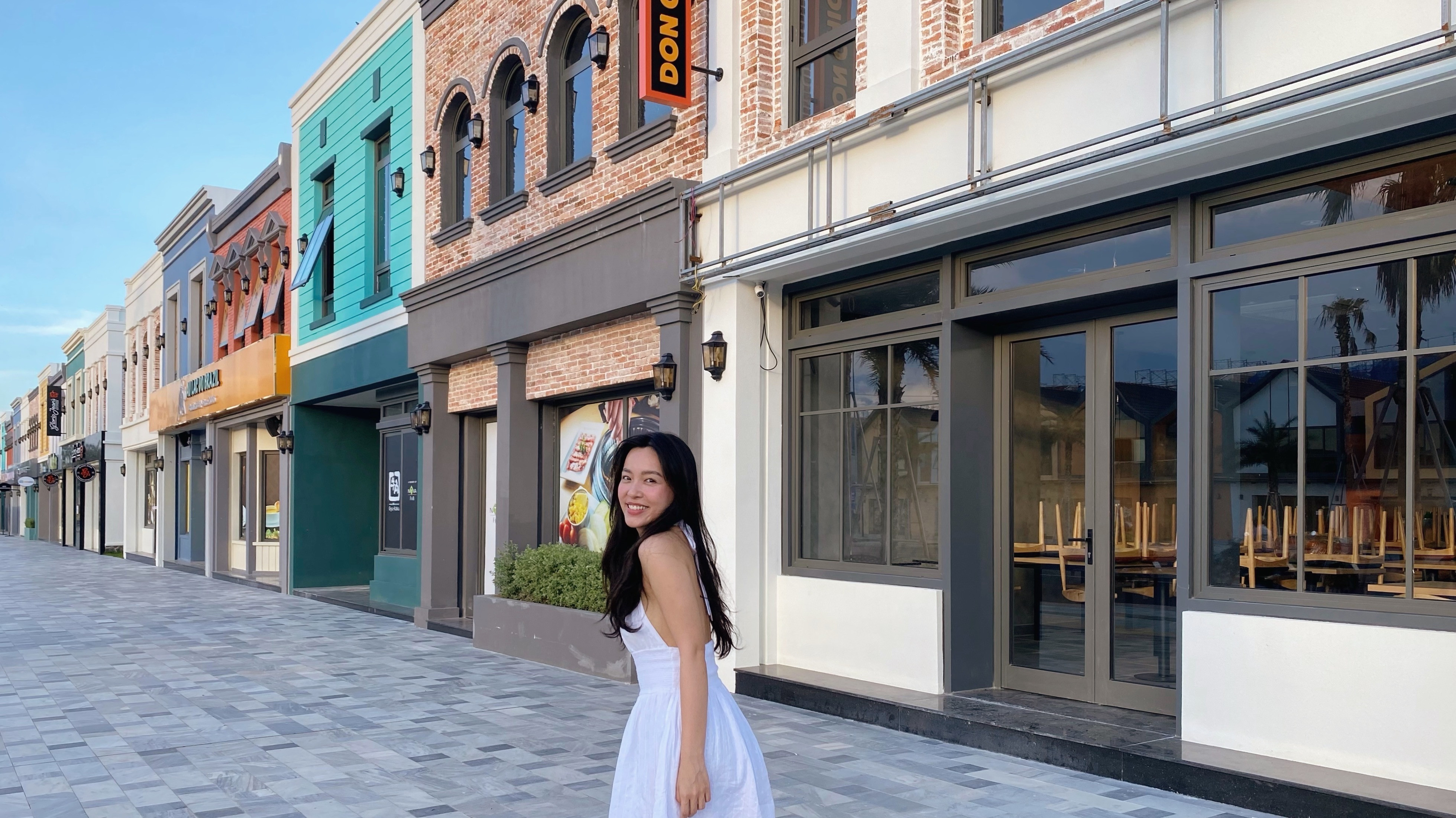 Dãy shophouse theo phong cách Mỹ phóng khoáng trên trục đường ven biển 42m chiếm trọn trái tim của những tín đồ du lịch.