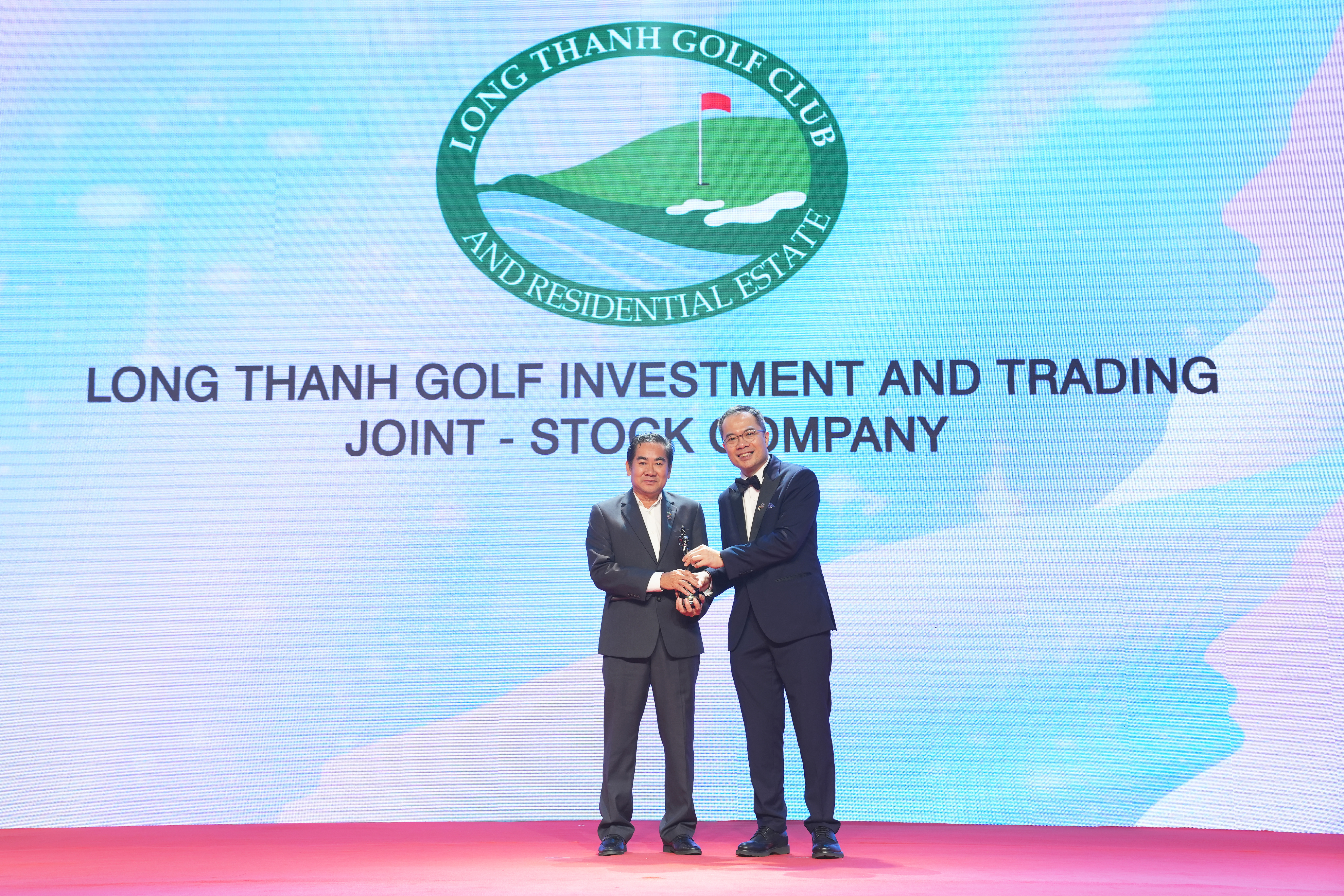 Ông Nguyễn Hữu Thanh (trái), Phó Tổng Giám đốc Công ty Cổ phần Đầu tư và Kinh doanh Golf Long Thành, nhận cúp “Nơi làm việc tốt nhất châu Á” năm 2022.