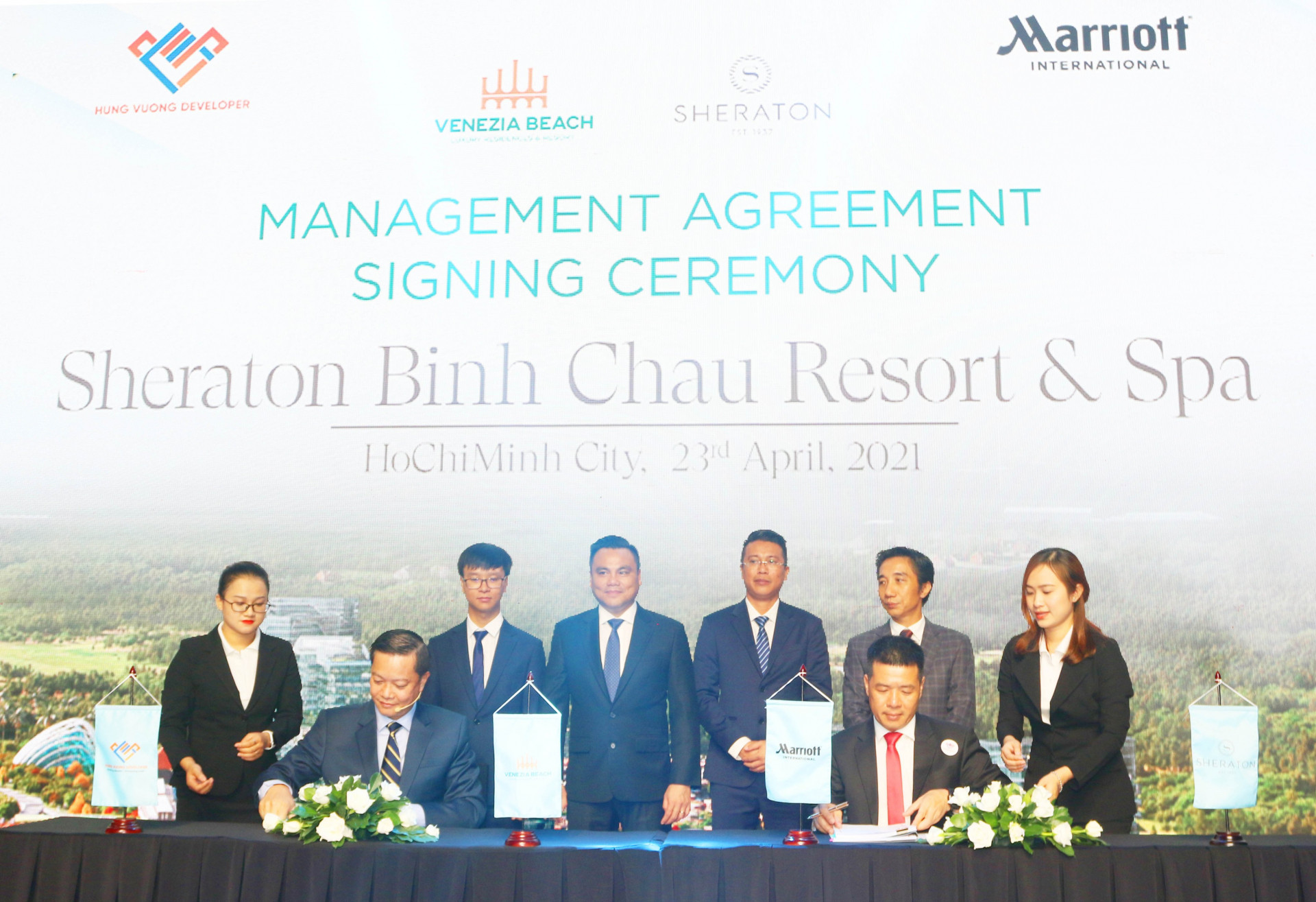 Sáng 23/4, tại GEM Center, Hưng Vượng Developer đã ký kết với Marriott International, để vận hành cho khu khách sạn 5 sao và 80 siêu biệt thự biển của dự án Venezia Beach.