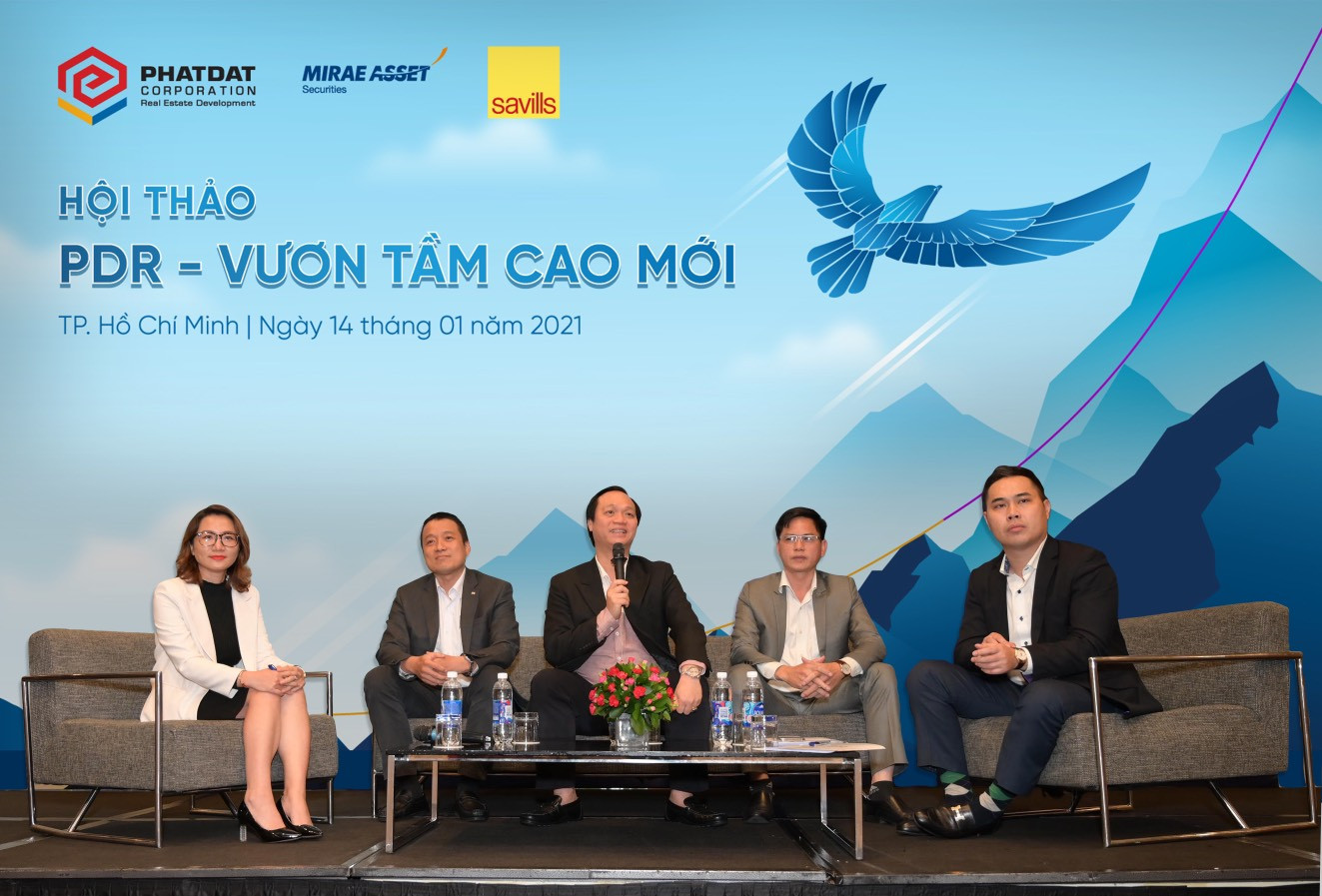 Ông Bùi Quang Anh Vũ, (thứ 3 từ trái sang), thành viên HĐQT kiêm Tổng giám đốc Tập đoàn tại buổi gặp gỡ nhà đầu tư.