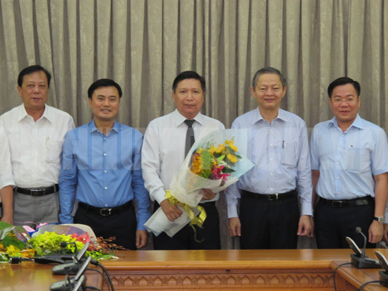 Ông Lê Hoàng Minh, (giữa) Chủ tịch Hội đồng Thành viên Công ty Tân Thuận và Tề Trí Dũng (ngoài cùng bên phải) tại buổi nhận quyết định của ông Minh.