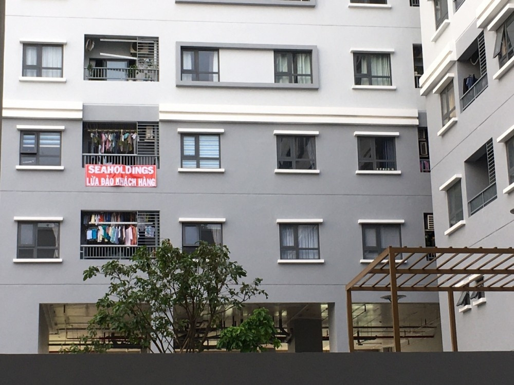 Cư dân chung cư Fresca Riverside treo băng rôn phản đối chất lượng căn hộ do Seaholdings làm chủ đầu tư.