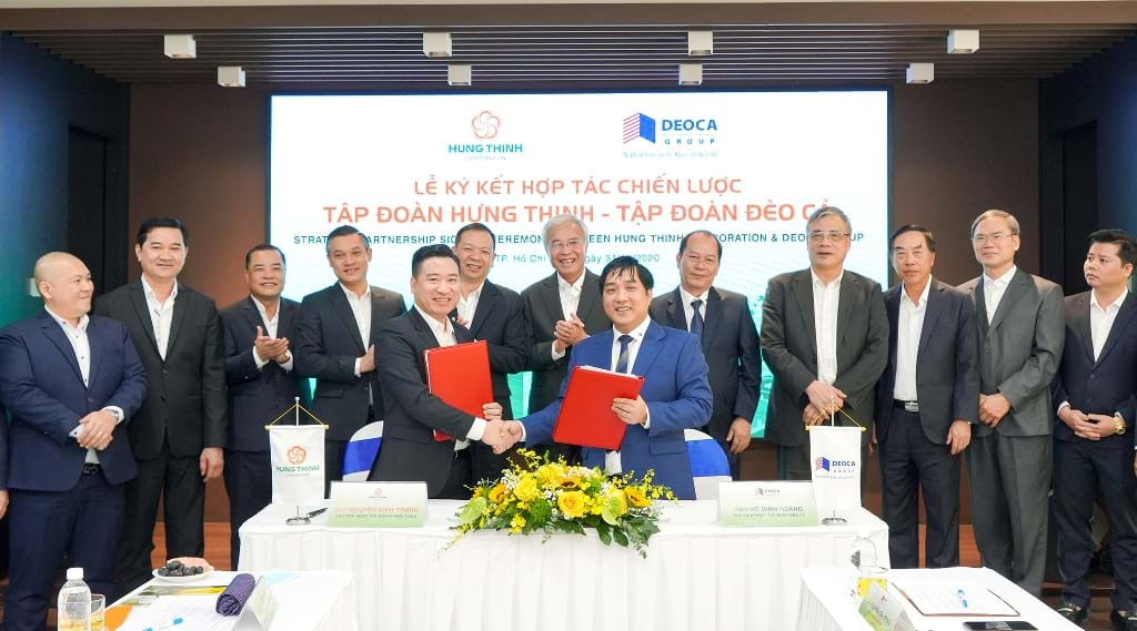 Ông Nguyễn Đình Trung, Chủ tịch Tập đoàn Hưng Thịnh (trái) và ông Hồ Minh Hoàng, Chủ tịch HĐQT Tập đoàn Đèo Cả (phải) tại lễ ký kết hợp tác chiến lược.