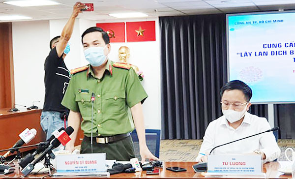 Phó giám đốc Công an TP.HCM Nguyễn Sỹ Quang và Phó giám đốc Sở Thông tin - truyền thông Từ Lương tại cuộc họp báo được tổ chức tại Trung tâm Báo chí TPHCM 