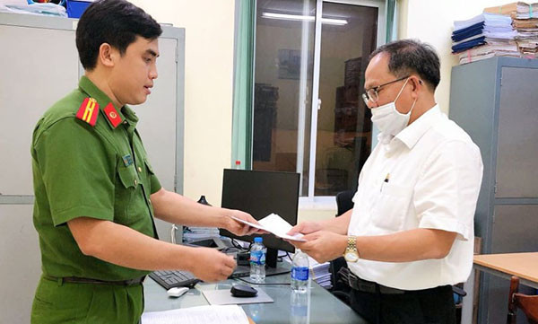 Công an TP.HCM tống đạt quyết định khởi tố bị can, bắt tạm giam ông Tất Thành Cang