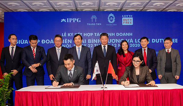 Lễ ký kết mở cửa hàng miễn thuế dưới phố tại Tràng Tiền Plaza
