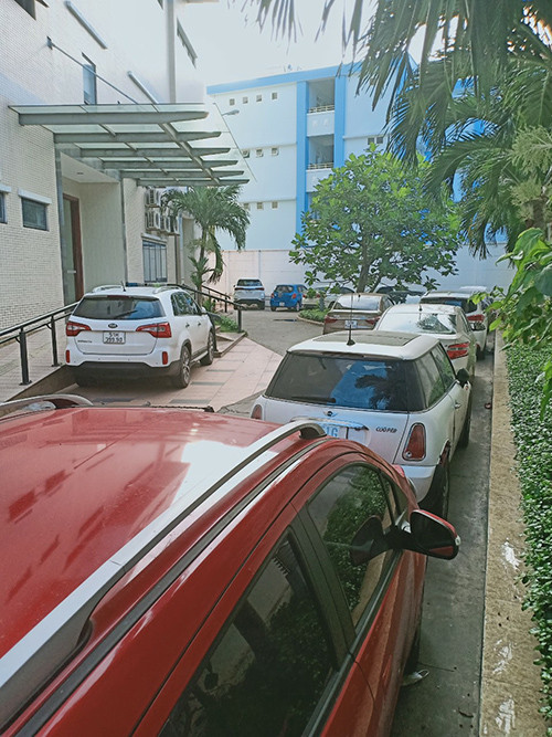 Nhận xe ô tô của người bên ngoài vào đậu chiếm cả lối đi, công viên