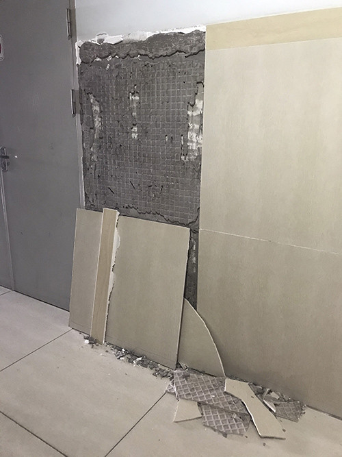 Gạch ốp tường ở tầng 15, block B bị tróc, rơi bể mấy ngày vẫn không có nhân viên Công ty quản lý tòa nhà lên xử lý. Trong khi tầng này có rất nhiều trẻ nhỏ chơi hằng ngày  Ảnh: Cư dân tại tầng 15 cung cấp