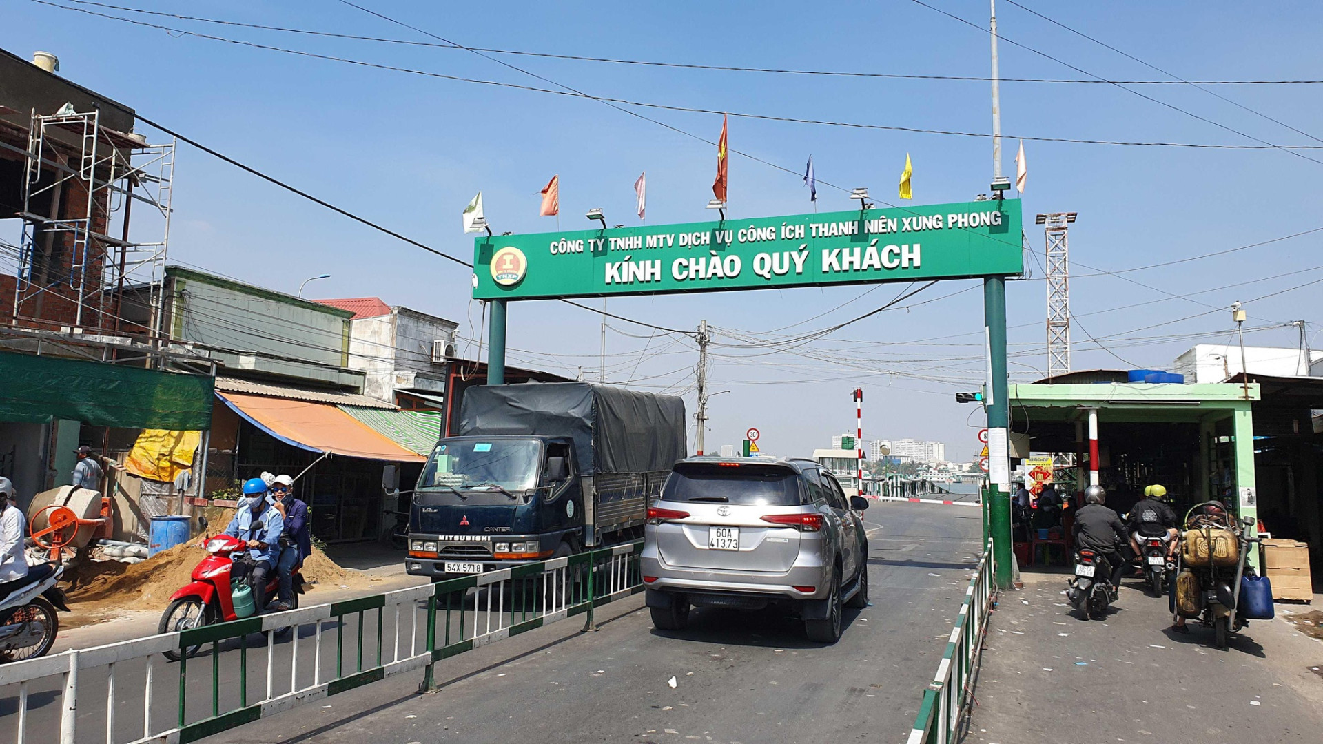 Người dân 2 bên đang trông ngóng có một cây cầu để đi lại thuận tiện hơn. Ảnh: LÊ LÂM