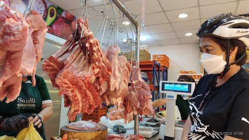 Khách hàng đều muốn thử sản phẩm “heo ăn chuối” và tin tưởng Bầu Đức.