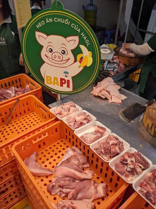 Thịt heo ăn chuối cháy hàng sau hai tiếng bày bán