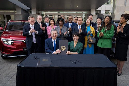 hống đốc Bang Bắc Carolina Roy Cooper và Phó Chủ tịch Tập đoàn Vingroup kiêm Tổng giám đốc VinFast toàn cầu Lê Thị Thu Thủy ký kết hợp tác về việc đầu tư xây dựng nhà máy VinFast tại bang Bắc Carolina
