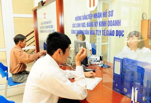 Doanh nghiệp làm thủ tục đăng ký kinh doanh. Ảnh minh hoạ