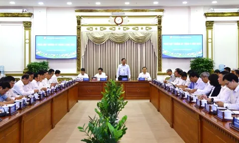 Ông Phan Văn Mãi, Chủ tịch TP.HCM yêu cầu phải tăng trưởng 7% mỗi quý cuối năm