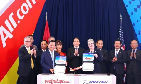 Vietjet Air của chủ tịch Nguyễn Thị Phương Thảo nhận bàn giao máy bay Boeing 737-8 đầu tiên trong đơn hàng trị giá 25 tỷ USD