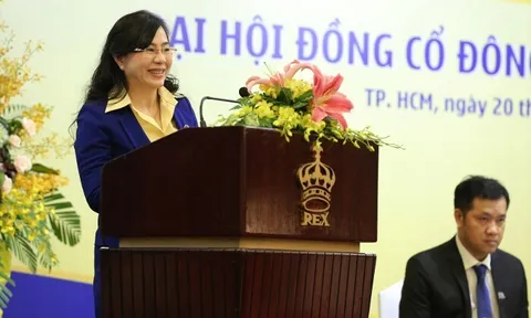 Trước thềm đại hội, vợ và em trai ông Trương Anh Tuấn, Chủ tịch Địa ốc Hoàng Quân từ nhiệm