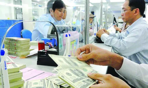 Ưu tiên tỷ giá hay lãi suất?